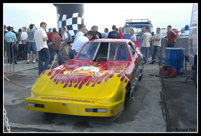 JET-CAR FIRE KING II.Samochód z napędem odrzutowym.Do hamowania używa dwóch spadochronów wyrzucanych z dysz obok silnika.