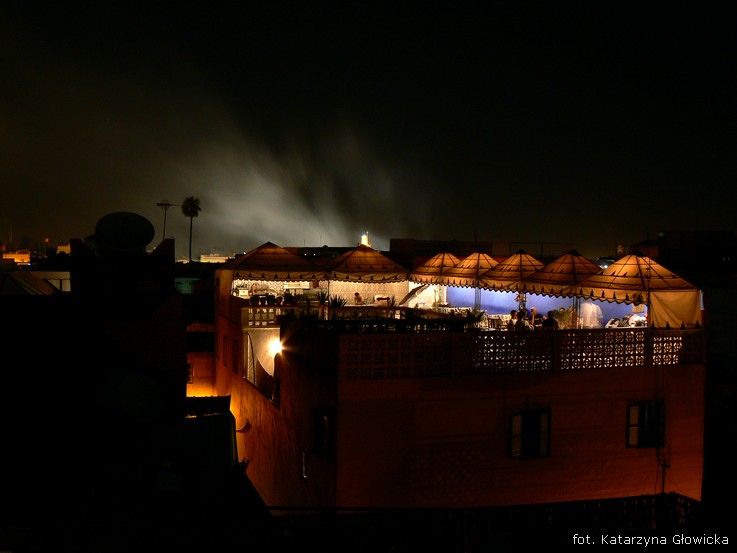 nocny widok z tarasu w stronę Placu Jemaa el-Fna