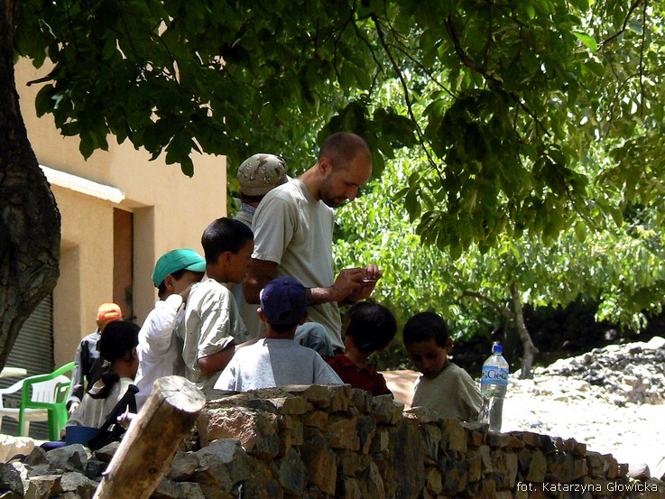 nasz misjonarz opatruje rany wszystkich dzieci w wiosce:)