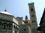 Widok na Baptysterium, katedre Santa Maria del Fiori i dzwonnicę. W tle kopuła autorstwa Filippo Brunelleschi