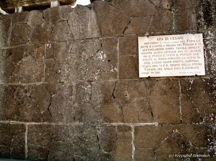 W tym miejscu spalono zwłoki Cezara po jego śmierci..