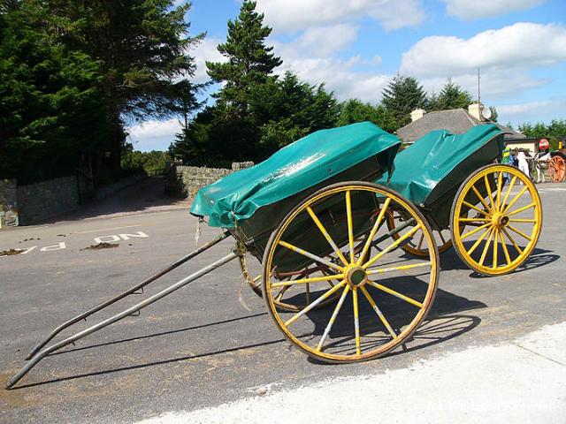 "Ciągną swoje wózki-dwukółki mleczarze ..."
