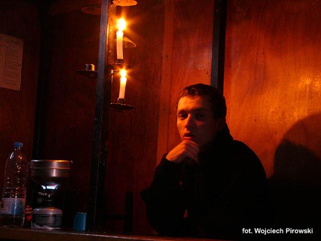 samotna kolacja przy swiecach 