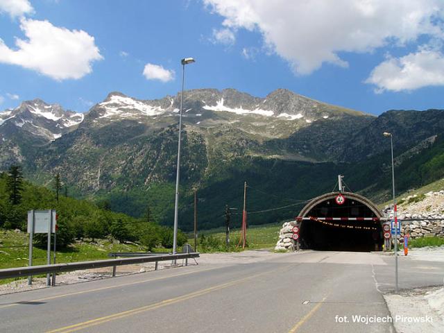 konieczne zejscie w doline po zakupy do Vielha. tunel na zdjeciu prowadzi do miasta i ma dlugosc kolo 5 km.